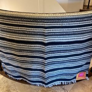 Beautiful NWT Navy, Grey and White Wool and Cotton Rug.  4’ X 6’
